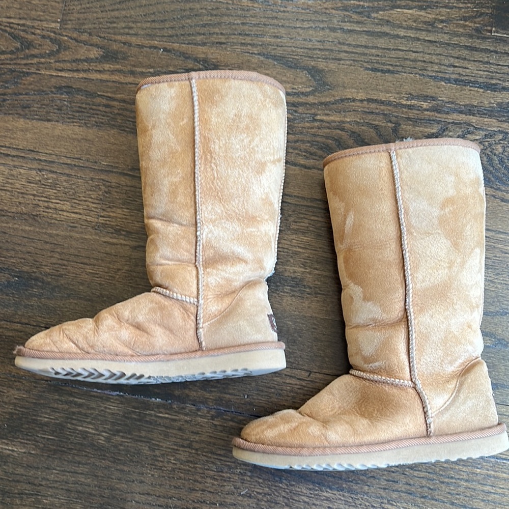 Classic tall tan UGGS. Size 6.